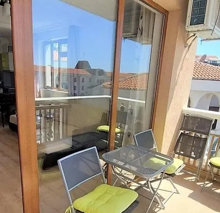 Lovely With Sea View شقة *